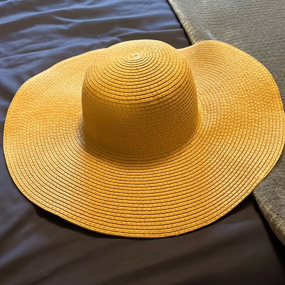 Beach Hat never worn - Picture 2 of 5